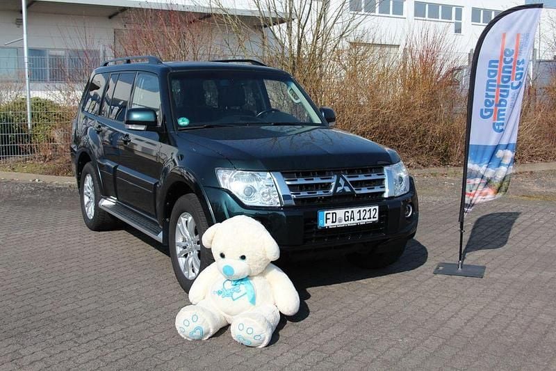 Grün Gebraucht 2013 Mitsubishi Pajero Instyle SUV | 24.999 € (Teuer) - Bild 1/4