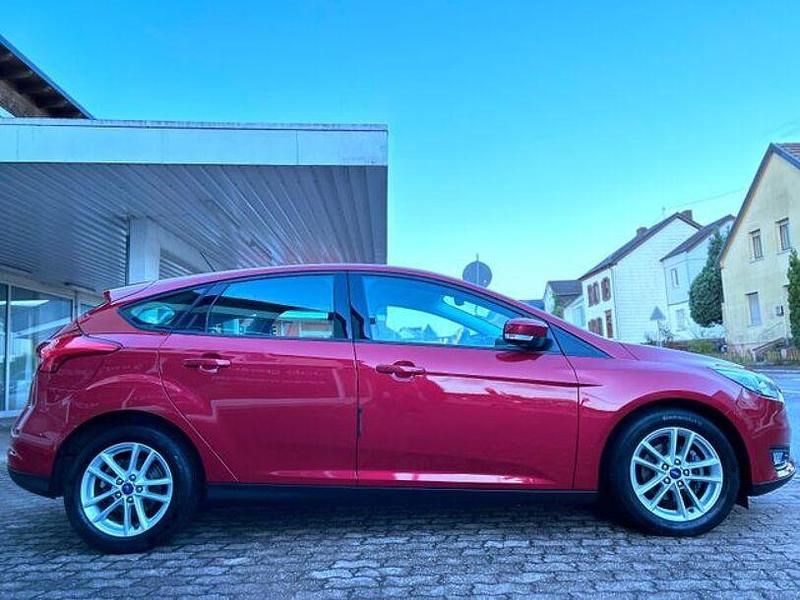 Gebraucht Ford Focus Business Edition 125 PS (91 kW) 2017 Rot Limousine