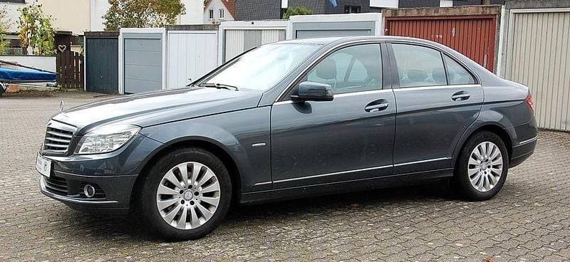 Grau Gebraucht 2009 Mercedes C200 Elegance Limousine | 4.280 € (Superpreis) - Bild 1/4