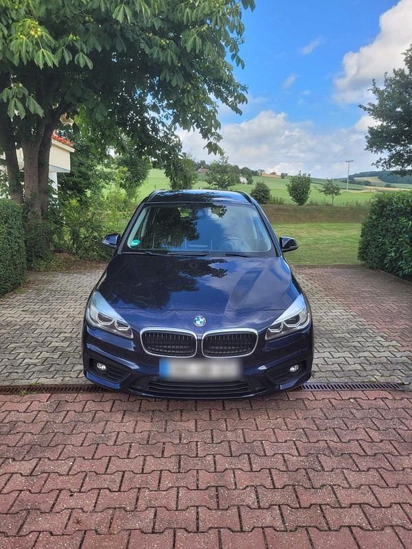 Blau Gebraucht 2016 BMW 218 Gran Tourer Advantage Van / Kleinbus | 11.900 € (Guter Preis) - Bild 1/4