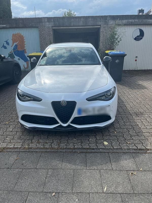 Weiß Gebraucht 2019 Alfa Romeo Giulia Ti Limousine | 35.000 € (Fairer Preis) - Bild 1/4