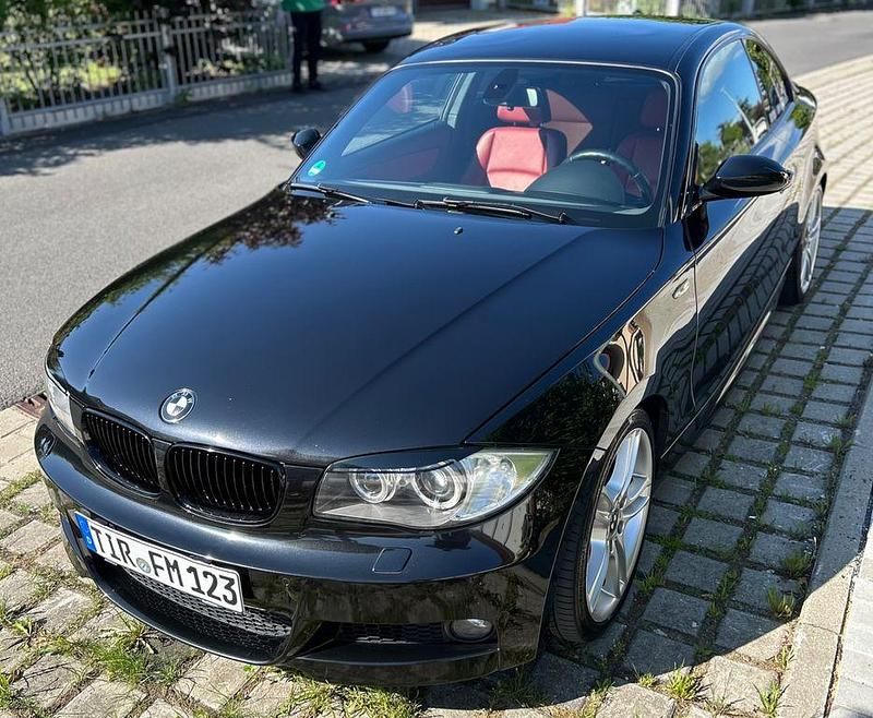 Schwarz Gebraucht 2008 BMW 123 Sport Line Kleinwagen | 8.490 € (Fairer Preis) - Bild 1/4