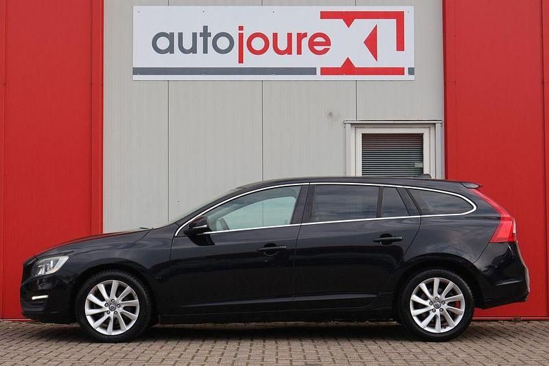 Gebraucht Volvo V60 Momentum 181 PS (133 kW) 2014 Schwarz Kombi