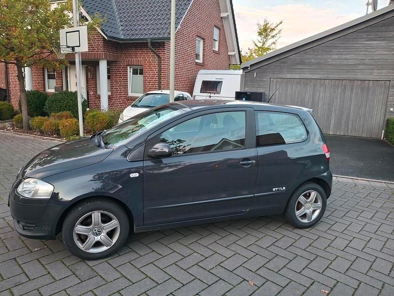 Grau Gebraucht 2011 VW Fox Style Kleinwagen | 2.500 € (Fairer Preis) - Bild 1/4