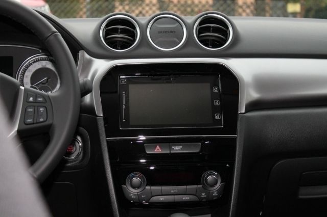 Gebraucht Suzuki Vitara Comfort 102 PS (75 kW) 2023 Pearl cool white metallic (metallic) SUV