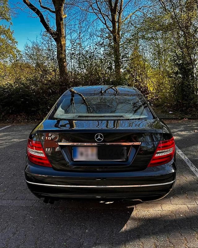 Gebraucht Mercedes C180 156 PS (114 kW) 2011 Schwarz Coupé