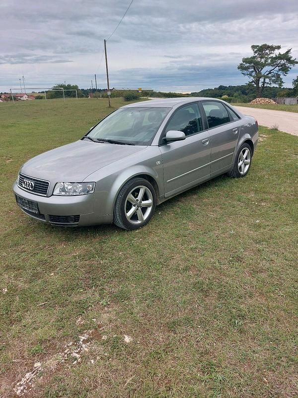 Silber Gebraucht 2004 Audi A4 Limousine | 1.000 € (Superpreis) - Bild 1/4