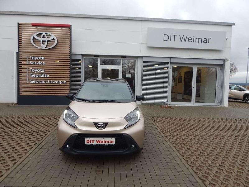 Ginger beige (4u9)/ black mica Gebraucht 2023 Toyota Aygo Pulse Kleinwagen | 15.490 € (Guter Preis) - Bild 1/4