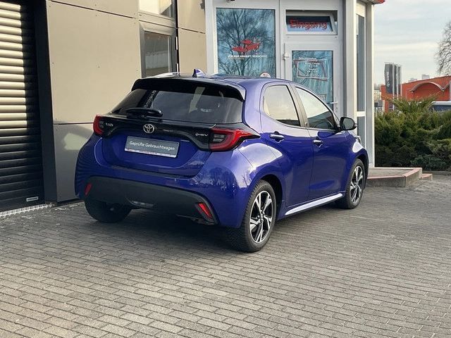 Blau Gebraucht 2024 Toyota Yaris Hybrid Limousine | 24.449 € (Fairer Preis) - Bild 1/4