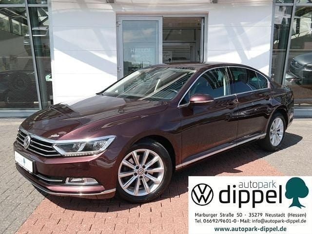 Crimson red metallic (metallic) Gebraucht 2017 VW Passat Highline Limousine | 18.990 € (Fairer Preis) - Bild 1/4