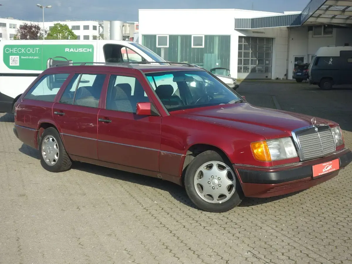 Gebraucht Mercedes 230 136 PS (100 kW) 1990 Rot Limousine