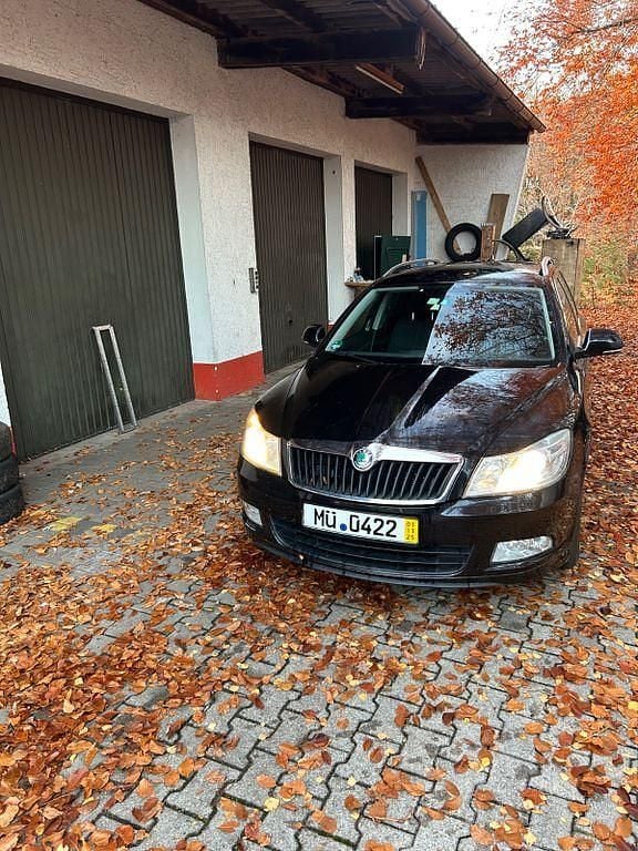 Schwarz Gebraucht 2012 Skoda Octavia Family Kombi | 3.900 € (Superpreis) - Bild 1/4