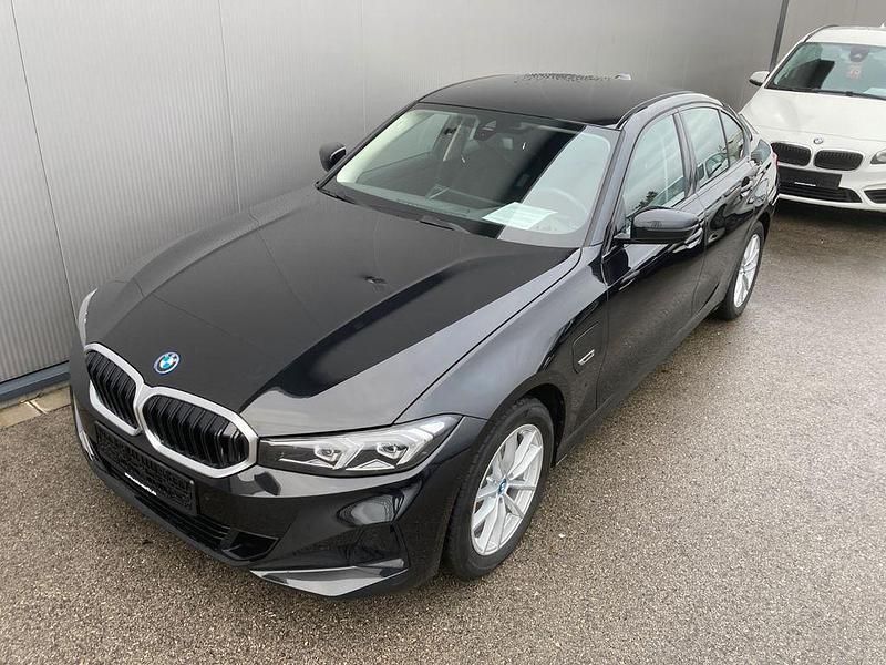 Gebraucht BMW 320e 163 PS (119 kW) 2022 Black sapphire metallic Limousine