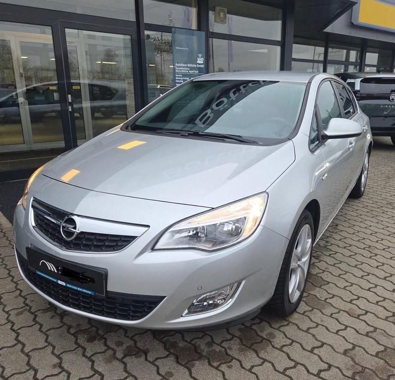 Silber Gebraucht 2011 Opel Astra Innovation Limousine | 4.999 € (Guter Preis) - Bild 1/4