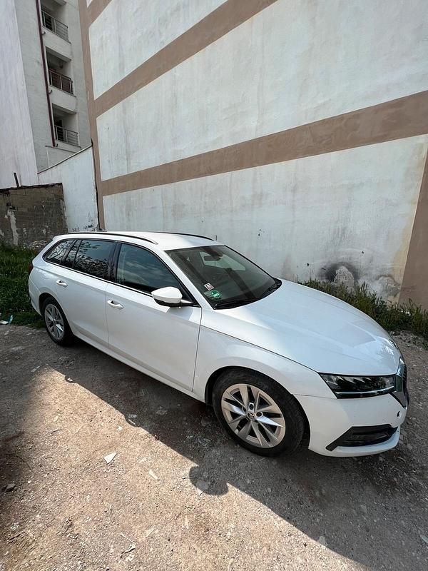 Weiß Gebraucht 2020 Skoda Octavia First Edition Kombi | 19.999 € (Superpreis) - Bild 1/4