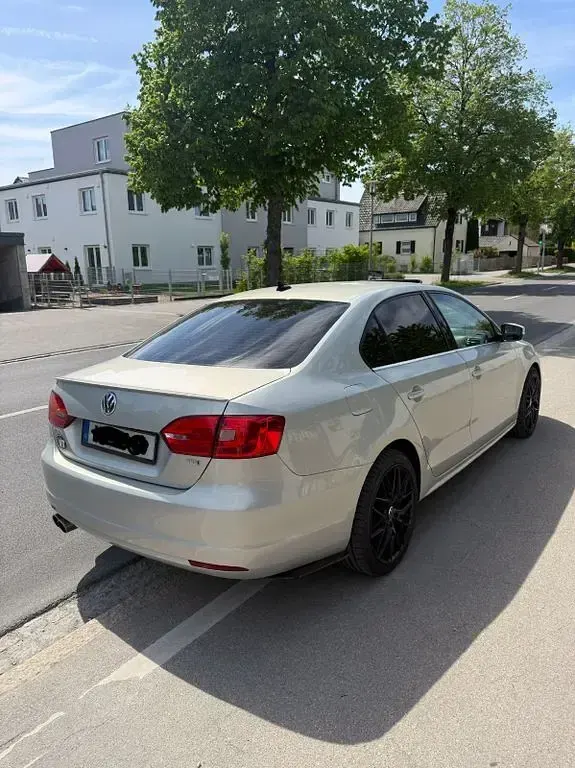 Gebraucht VW Jetta 140 PS (102 kW) 2011 Beige Limousine