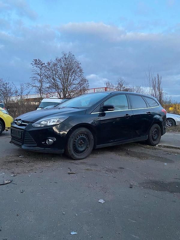 Gebraucht Ford Focus 95 PS (69 kW) 2012 Schwarz Kombi