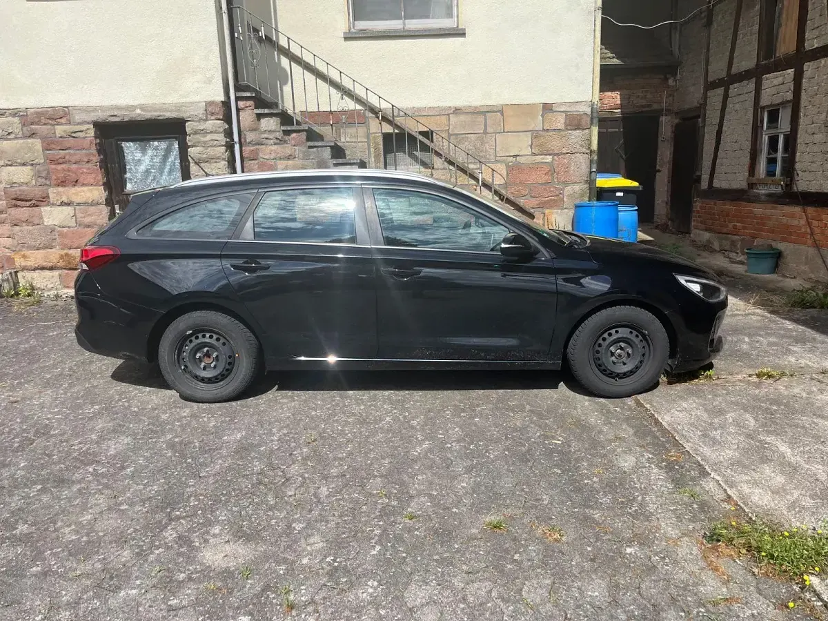Gebraucht Hyundai i30 120 PS (88 kW) 2017 Schwarz Limousine