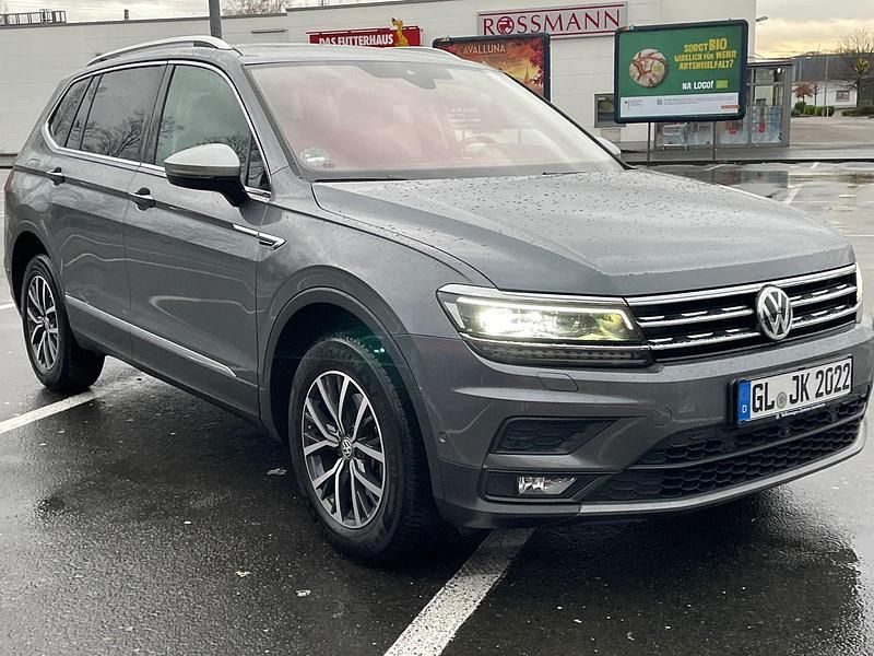 Grau Gebraucht 2018 VW Tiguan Allspace Comfortline SUV | 26.500 € (Teuer) - Bild 1/4