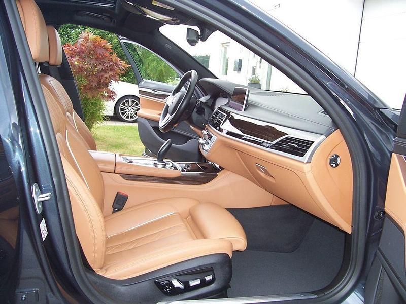 Grau Gebraucht 2019 BMW 740 Performance Limousine | 49.990 € (Teuer) - Bild 1/4