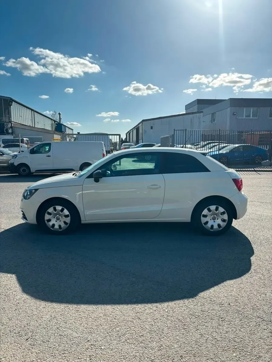 Gebraucht Audi A1 Attraction 86 PS (63 kW) 2012 Weiß Kleinwagen