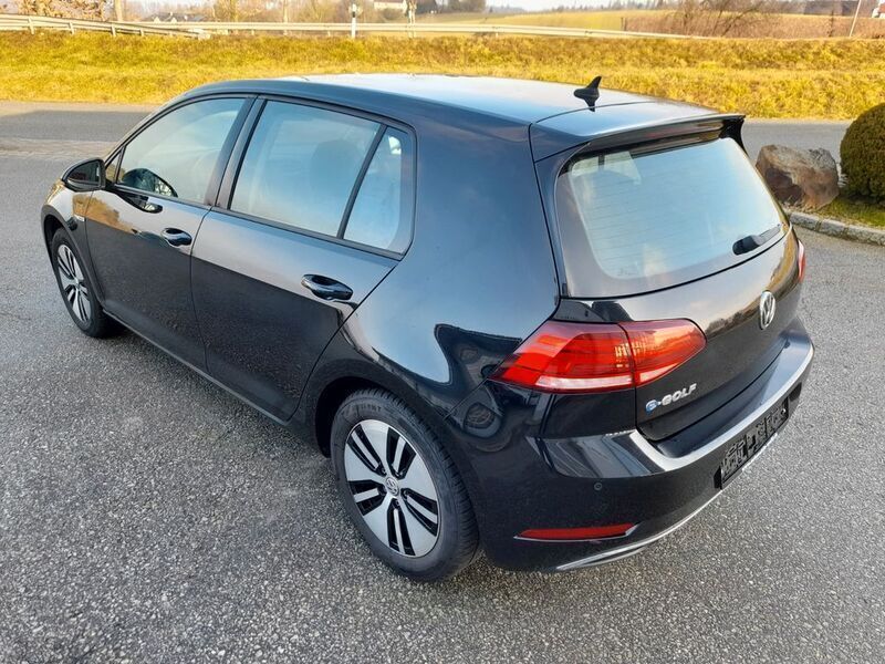 Gebraucht VW e-Golf 100 kW (136 PS) 2018 Schwarz Kleinwagen