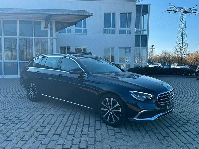 Gebraucht Mercedes E400 Avantgarde 330 PS (242 kW) 2022 Metalliclack nautikblau Kombi