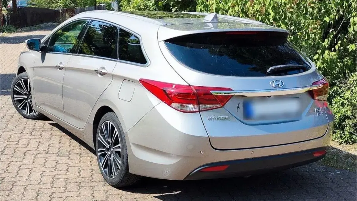 Gebraucht Hyundai i40 Premium 141 PS (103 kW) 2016 Gold Kombi