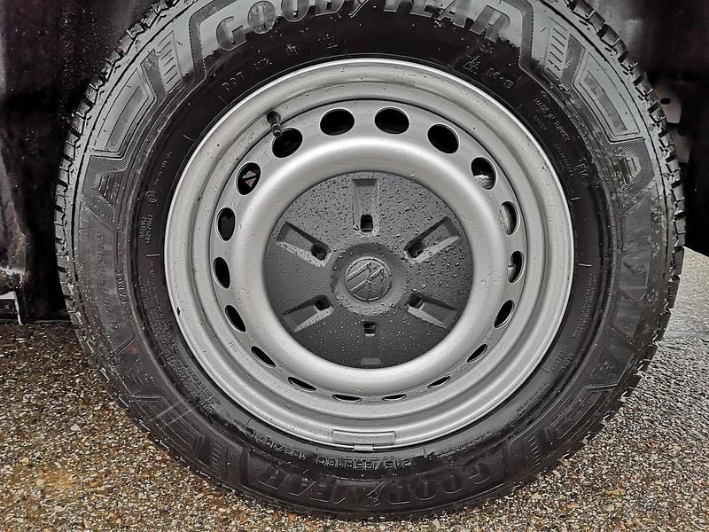 Neu VW T6.1 100 kW (136 PS) 2026 Stone grey Van