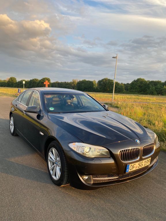 Grau Gebraucht 2010 BMW 523 Limousine | 10.199 € (Guter Preis) - Bild 1/4