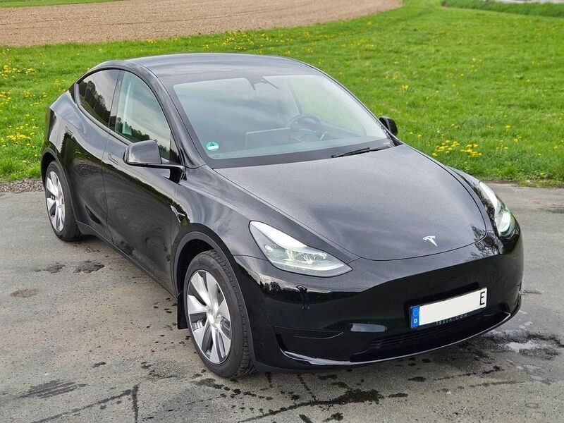 Schwarz Gebraucht 2023 Tesla Model Y Standard Range SUV | 33.470 € (Fairer Preis) - Bild 1/4