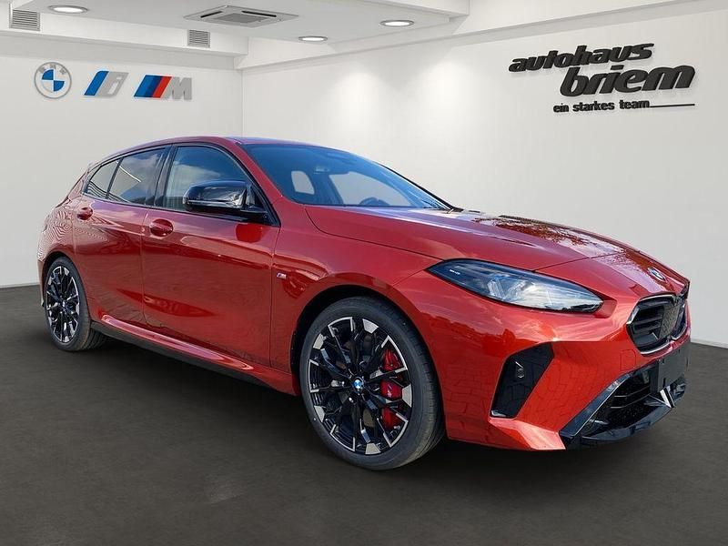 Neu BMW M135 Performance 300 PS (220 kW) 2025 Sakhir orange ii Kleinwagen