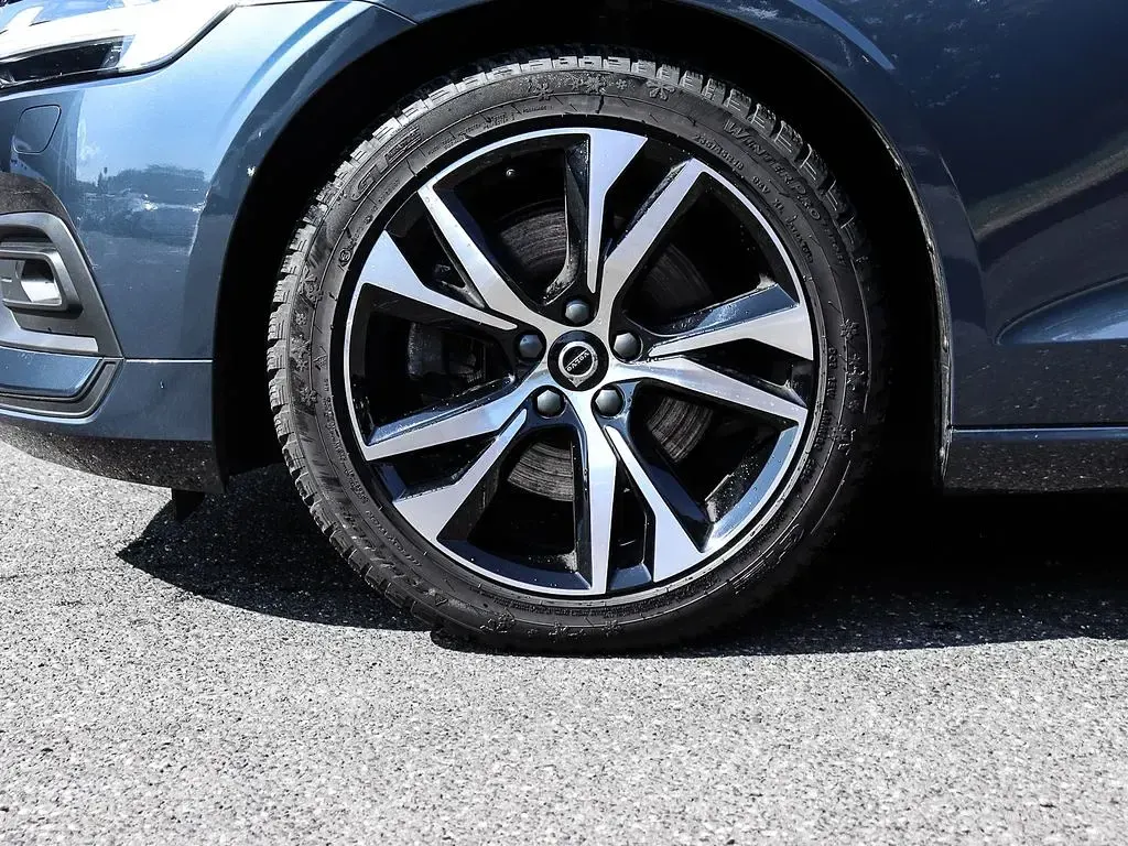 Gebraucht Volvo V60 Core 163 PS (119 kW) 2024 Denim blue Kombi