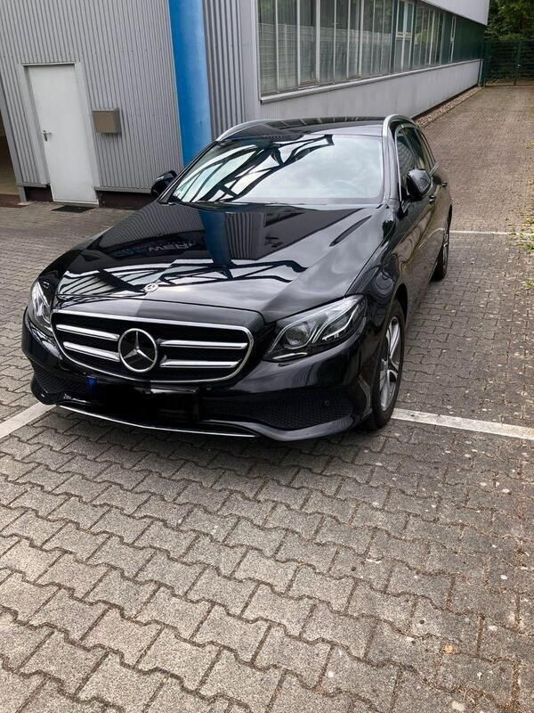 Schwarz Gebraucht 2020 Mercedes E200 Kombi | 28.499 € (Superpreis) - Bild 1/4