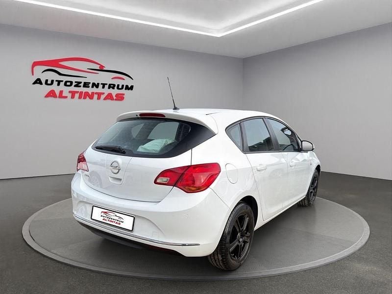 Gebraucht Opel Astra Selection 101 PS (74 kW) 2015 Weiß Limousine