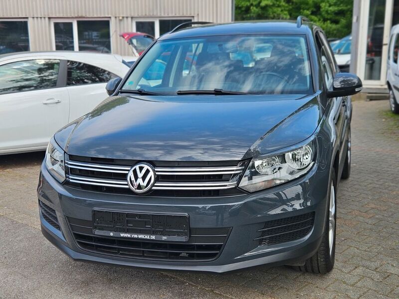 Grau Gebraucht 2015 VW Tiguan Trendline SUV | 9.899 € (Guter Preis) - Bild 1/4