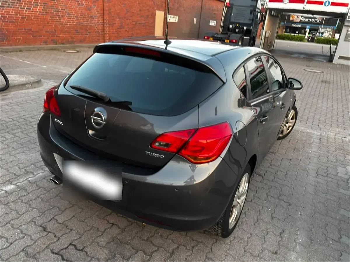 Gebraucht Opel Astra 140 PS (102 kW) 2012 Grau Limousine