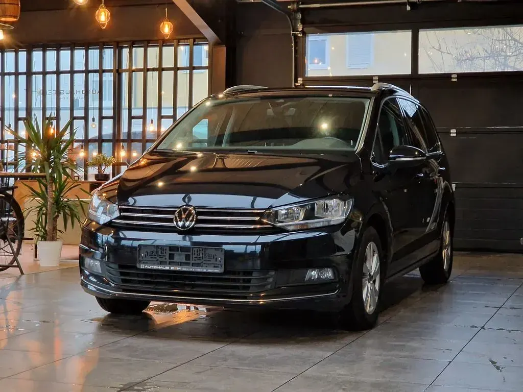 Second-hand VW Touran Highline 150 CP (110 kW) 2023 Negru Monovolum
