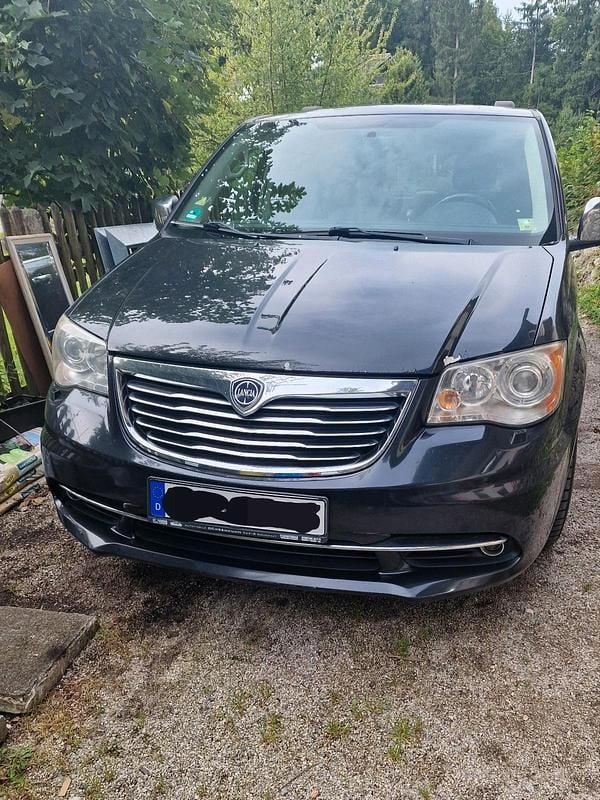 Schwarz Gebraucht 2014 Lancia Voyager Van / Kleinbus | 4.860 € - Bild 1/4