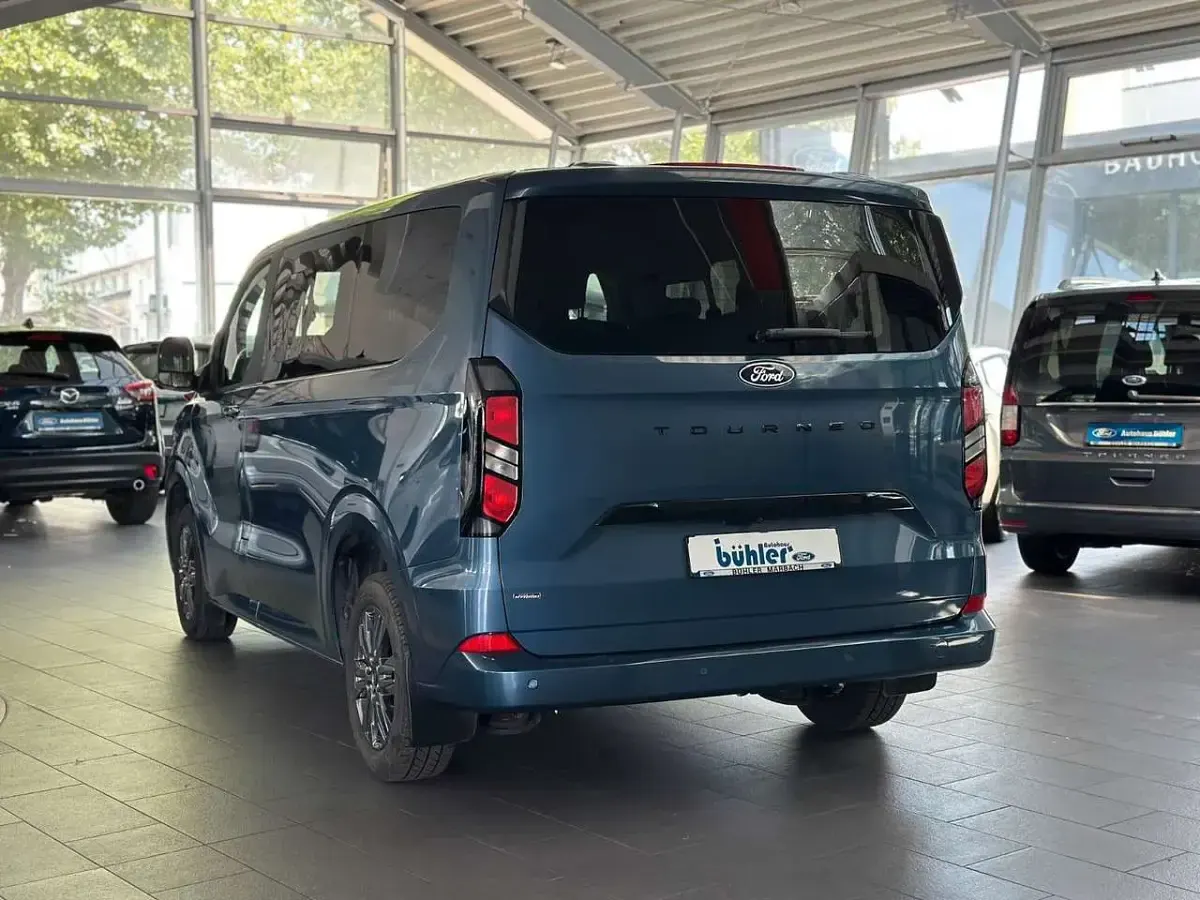 Gebraucht Ford Tourneo Titanium 232 PS (170 kW) 2025 Chromablau metallic Van / Kleinbus