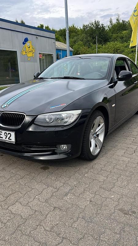 Schwarz Gebraucht 2011 BMW 320 Coupé | 5.299 € (Superpreis) - Bild 1/4