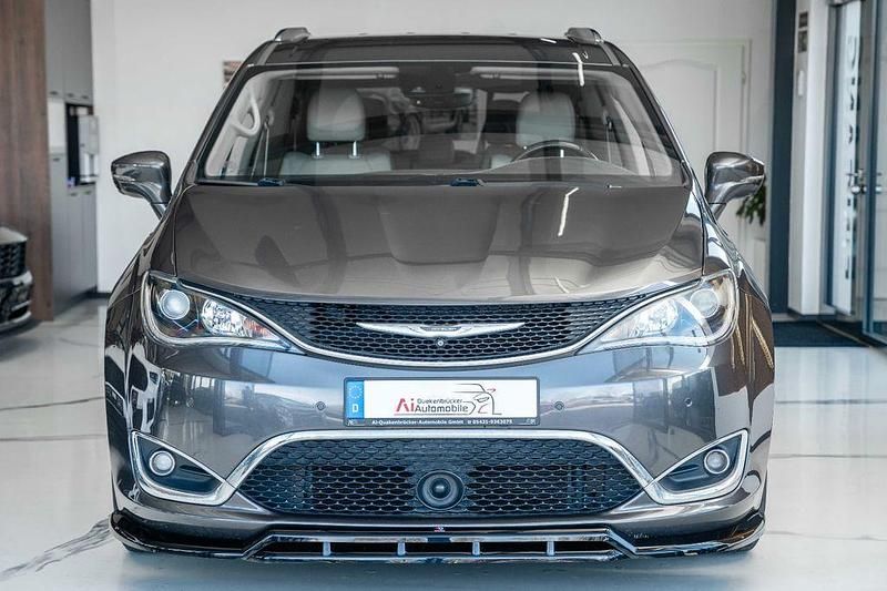 Gebraucht Chrysler Pacifica Touring 291 PS (214 kW) 2018 Grau Kombi