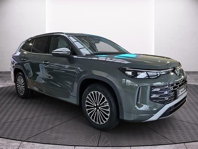 Neu VW Tayron Elegance 204 PS (150 kW) 2025 Cipressinogrün metallic SUV