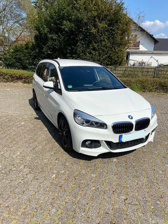 Weiß Gebraucht 2018 BMW 220 Gran Tourer M Sport Van / Kleinbus | 22.900 € (Fairer Preis) - Bild 1/4