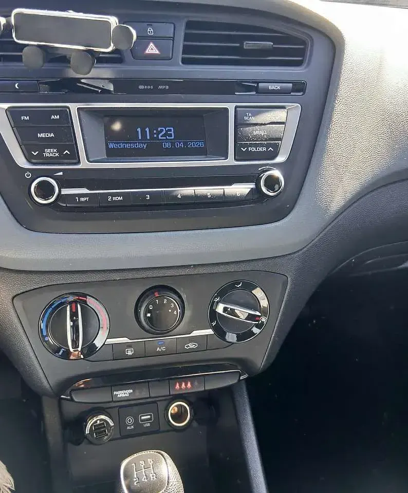 Gebraucht Hyundai i20 Classic 84 PS (61 kW) 2016 Schwarz Kleinwagen