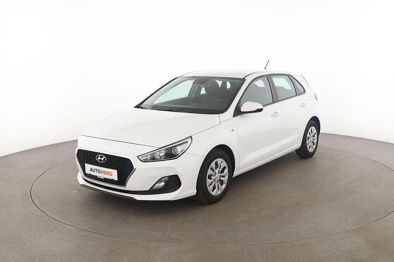 Weiß Gebraucht 2018 Hyundai i30 Pure Limousine | 11.410 € (Fairer Preis) - Bild 1/3
