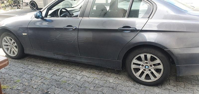 Grau Gebraucht 2005 BMW 320 Limousine | 1.800 € (Superpreis) - Bild 1/4
