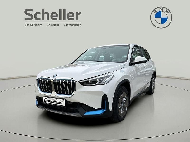 Weiß Gebraucht 2023 BMW iX1 Performance SUV | 31.900 € (Superpreis) - Bild 1/4