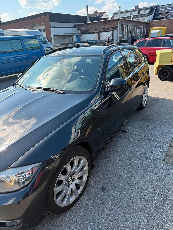 Gebraucht BMW 325 218 PS (160 kW) 2010 Schwarz Kombi