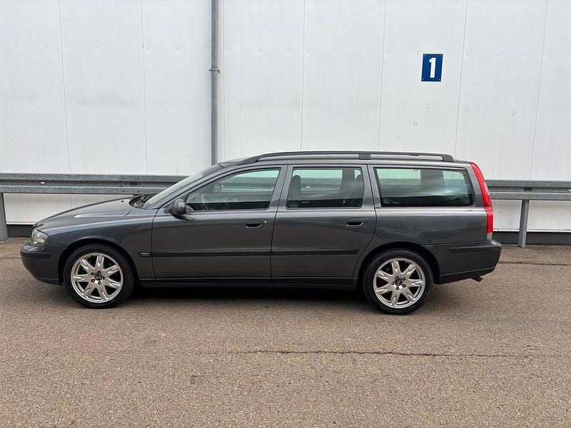 Grau Gebraucht 2002 Volvo V70 Kombi | 7.950 € - Bild 1/4